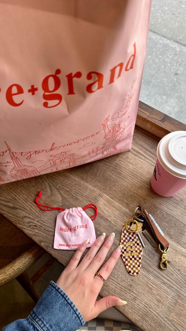 the cutest little nyc themed boutique 🥹✨🤍 

•
•
#pinterestgirl #nyc #nycstyle #mureandgrand #outfitinspo #nycfashion #nycinfluencer #springstyle #springfashion #colorfulfashion