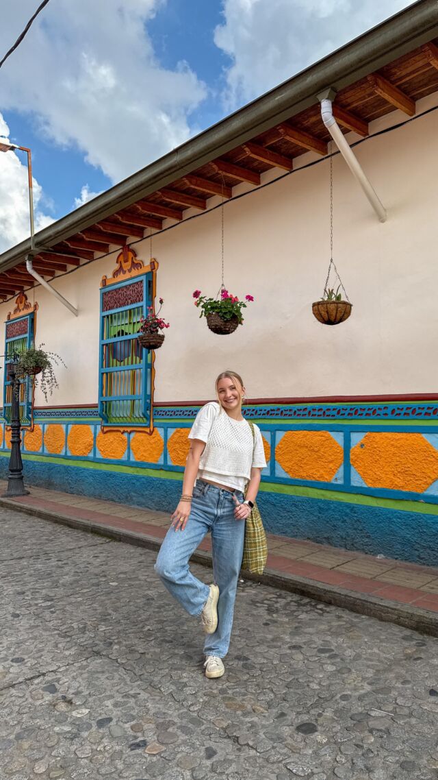 a day in my life as a digital nomad 🤍 do you like traveling? 👀

•
•
#diml #traveling #digitalnomadlifestyle #solotravels #medellin #outfitinspo #pinterestinspired #travelvlog #femalesolotraveler #colombia #travelreel